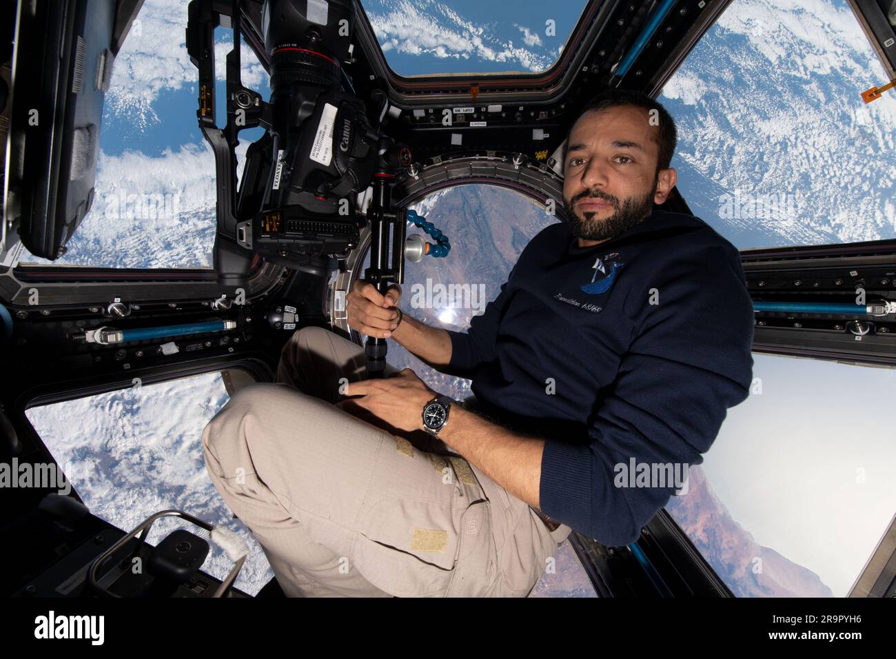 Sultan Alneyadi ha condotto controlli di manutenzione e di sistema durante un'attività extraveicolare russa sulla stazione spaziale Internazionale, svolgendo compiti su moduli esterni di veicoli spaziali. Foto Stock