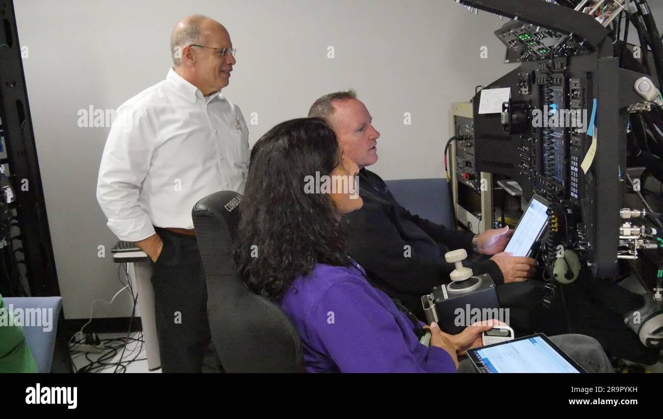 Gli astronauti della NASA partecipano alle prove della missione Boeing. Da sinistra, Tony Ceccacci, responsabile integrazione Starliner Flight Crew, e gli astronauti della NASA Barry “Butch” Wilmore e Sunita “Suni” Williams partecipano a una prova di missione presso il laboratorio di integrazione Avionics and software di Boeing a Houston. Foto Stock Gli astronauti della NASA partecipano alle prove della missione Boeing. Da sinistra, Tony Ceccacci, responsabile integrazione Starliner Flight Crew, e gli astronauti della NASA Barry “Butch” Wilmore e Sunita “Suni” Williams partecipano a una prova di missione presso il laboratorio di integrazione Avionics and software di Boeing a Houston. Foto Stock