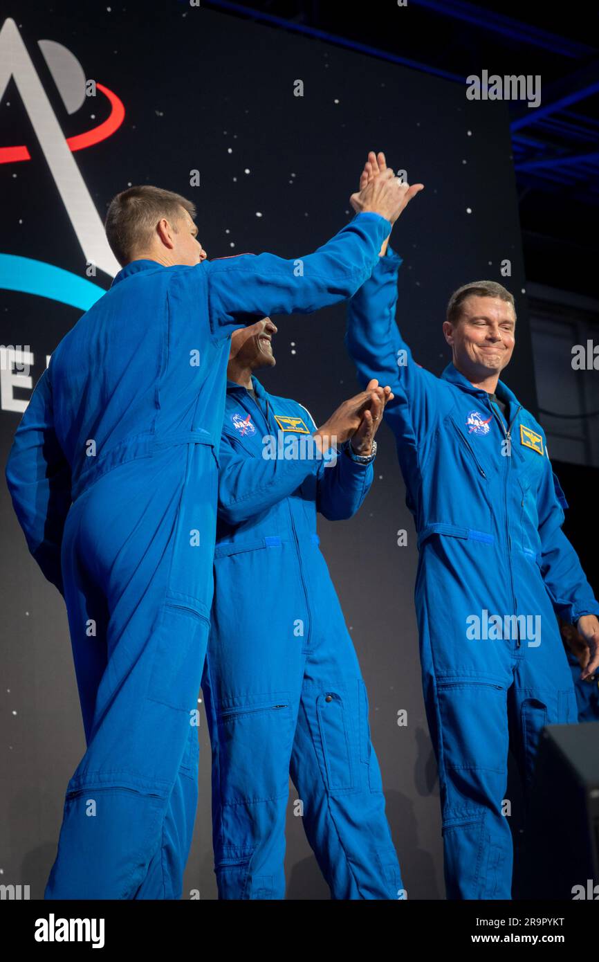 Tre membri dell'equipaggio dell'Artemis II, Reid Wiseman, Victor Glover e Christina Koch, insieme a Jeremy Hansen della CSA, sono stati annunciati all'Ellington Field vicino al Johnson Space Center per una missione in orbita lunare. Foto Stock