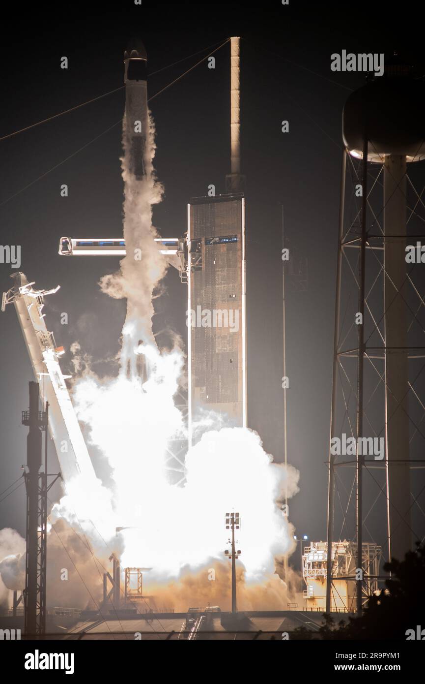 NASA/SpaceX Crew-6 Liftoff. Un razzo SpaceX Falcon 9 si solleva dal pad al Launch Complex 39A alle 12:34 Est il 2 marzo 2023 con la navicella spaziale Dragon Endeavour per la missione Crew-6 della NASA alla stazione spaziale Internazionale. A bordo di Dragon ci sono gli astronauti della NASA, Stephen Bowen, comandante di veicoli spaziali, e Woody Hoburg, pilota, Insieme agli specialisti della missione Sultan Alneyadi, astronauta degli Emirati Arabi Uniti e Andrey Fedyaev, cosmonauta di Roscosmos. Crew-6 è la sesta missione di rotazione dell'equipaggio con SpaceX alla stazione, e il settimo volo di Dragon con persone come parte del Commer dell'agenzia Foto Stock