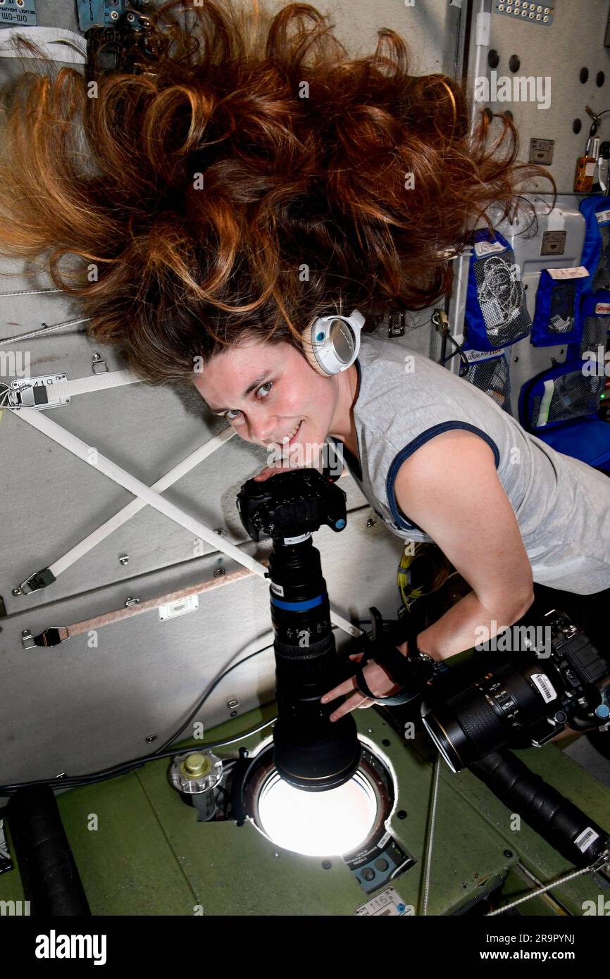 La cosmonauta di Roscosmos Anna Kikina, ingegnere di volo della spedizione 68, ha fotografato i punti di riferimento della Terra da una finestra all'interno del modulo di servizio ISS Zvezda il 22 gennaio 2023, per uno studio di osservazione della Terra. Foto Stock