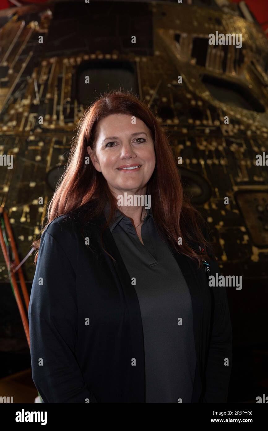 ORION Recovery Operations. Charlie Blackwell-Thompson, direttore del lancio della NASA Artemis, con il programma Exploration Ground Systems, si trova vicino alla navicella spaziale Artemis i Orion all'interno del ponte della USS Portland presso U.S. Base navale di San Diego il 13 dicembre 2022. La navicella spaziale Orion è fissata all'interno del ponte del pozzo dopo essere caduta alle 12:40 Est l'11 dicembre 2022. STATI UNITI I sommozzatori della Marina hanno aiutato a recuperare la navicella spaziale Orion. La NASA, la Marina e altri partner del Dipartimento della difesa hanno lavorato insieme per mettere in sicurezza la navicella spaziale all'interno del ponte della nave circa cinque ore dopo che Orion è caduta Foto Stock