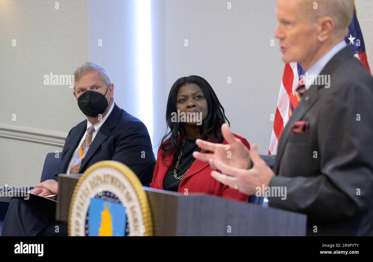 L'amministratore della NASA Bill Nelson e il segretario dell'USDA Thomas Vilsack firmarono un memorandum d'intesa per far progredire la ricerca, la tecnologia e la gestione basata sui dati agricoli e della scienza della Terra. Foto Stock