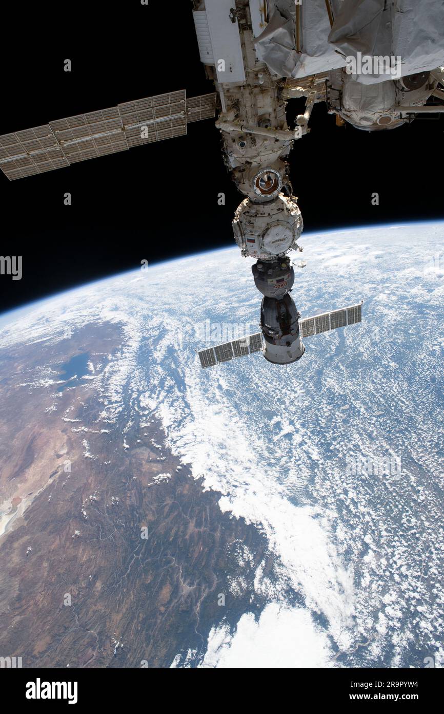 Attività extravehicular (EVA) condotta dall'astronauta della NASA Stephen Bowen durante una passeggiata spaziale programmata sulla stazione spaziale Internazionale, documentando le attività della missione e le operazioni di manutenzione fuori dalla stazione. Foto Stock