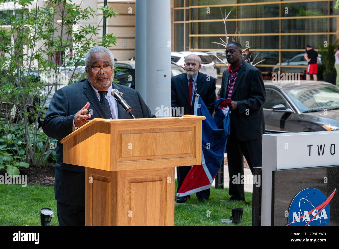 Glenn Delgado, amministratore associato dell'Office of Small Business Programs della NASA, ha rilasciato osservazioni presso la sede centrale della NASA a Washington, D.C., il 15 giugno 2023, durante la cerimonia di innalzamento della bandiera di giugno. Foto Stock