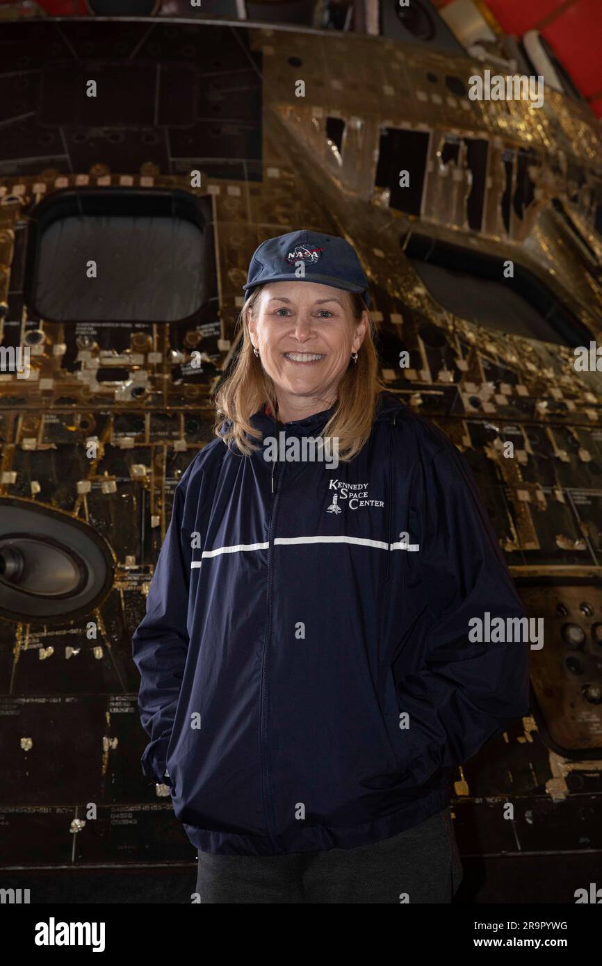 ORION Recovery Operations. Janet Petro, direttore del Kennedy Space Center, si trova vicino alla navicella spaziale Artemis i Orion all'interno del ponte della USS Portland, negli Stati Uniti Base navale di San Diego il 13 dicembre 2022. La navicella spaziale Orion è fissata all'interno del ponte del pozzo dopo essere caduta alle 12:40 Est l'11 dicembre 2022. STATI UNITI I sommozzatori della Marina hanno aiutato a recuperare la navicella spaziale Orion. La NASA, la Marina e altri partner del Dipartimento della difesa hanno lavorato insieme per mettere in sicurezza la navicella spaziale all'interno del ponte della nave circa cinque ore dopo che Orion si è schiantata nell'Oceano Pacifico al largo della costa di Baja, California. Foto Stock