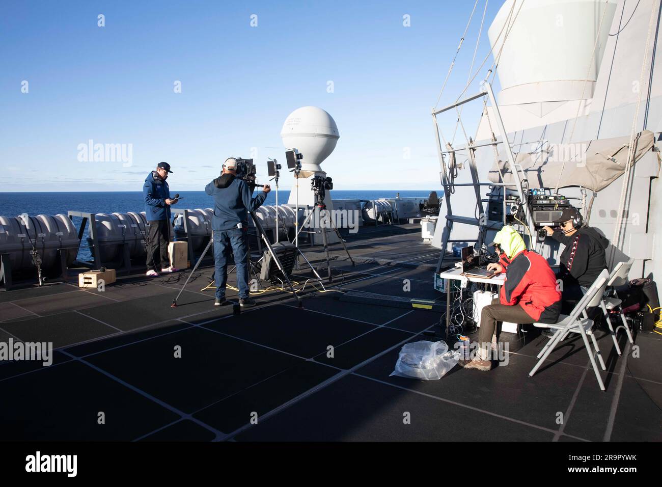Orion Splash Down e Recovery Operations. I membri del team degli affari pubblici del Kennedy Space Center si preparano per la copertura in diretta dello splashdown della navicella spaziale Orion della NASA per la missione Artemis i mentre si trovano a bordo della USS Portland. Orion si è schiantato in sicurezza nell'Oceano Pacifico l'11 dicembre 2022, completando una missione di 25,5 giorni intorno alla Luna e ritorno. Foto Stock