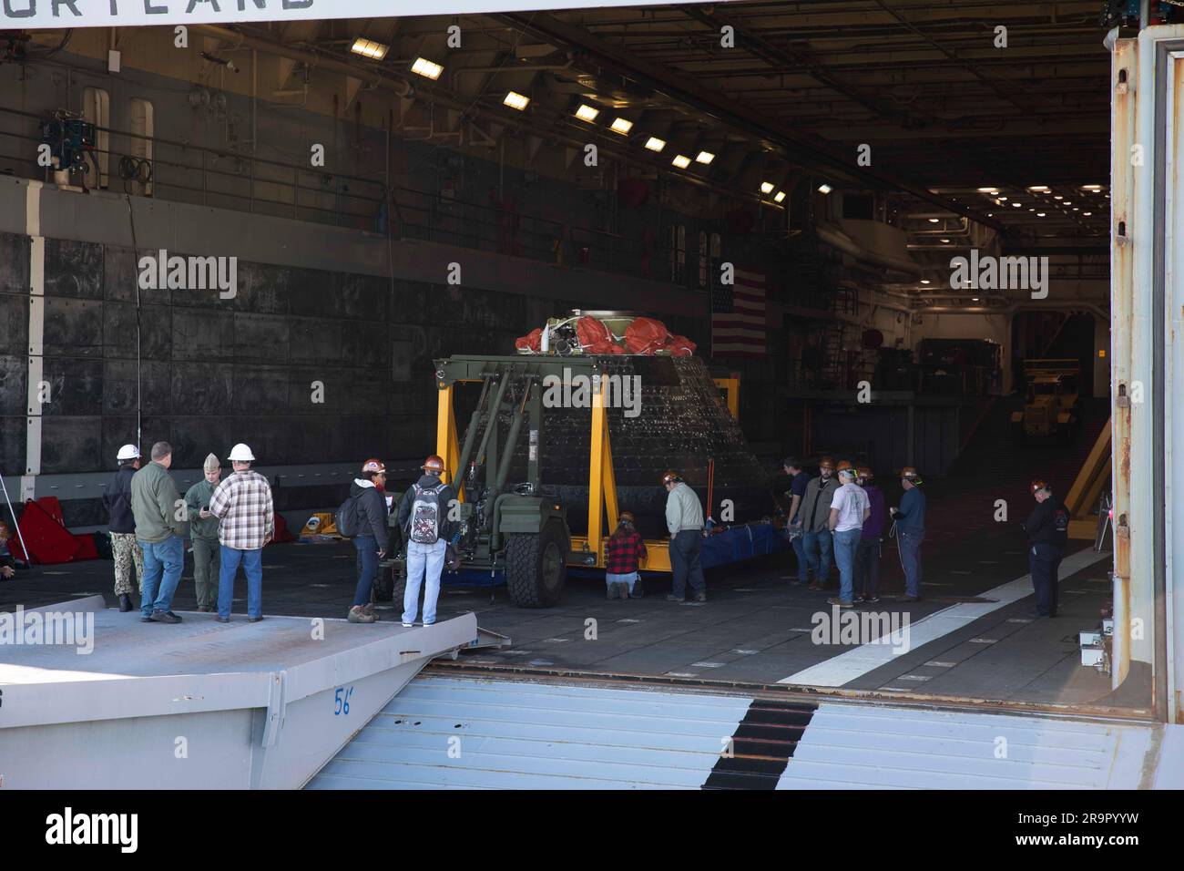 Orion Offload dalla USS Portland. I membri del team con il programma Exploration Ground Systems della NASA hanno rimosso con successo la navicella spaziale Artemis i Orion dalla USS Portland il 14 dicembre, dopo che la nave è arrivata negli Stati Uniti Base navale di San Diego. Foto Stock