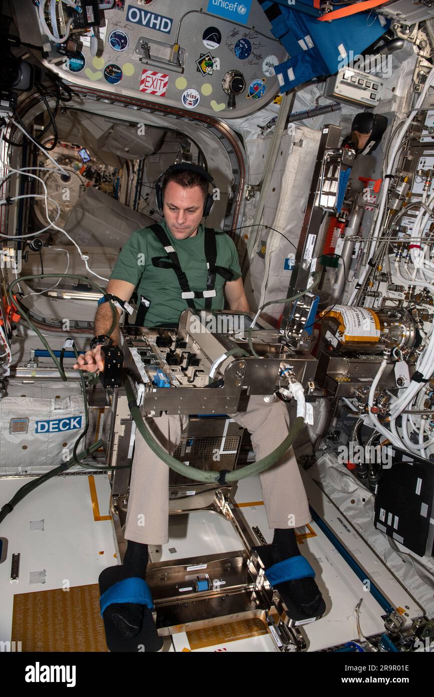 L'astronauta della NASA Josh Cassada ha eseguito l'esperimento di ricerca sull'uomo GRIP sul modulo ISS Columbus, indagando sul controllo della forza di presa e sui movimenti del braccio mentre manipola oggetti in microgravità con sensori e registrazione video. Foto Stock