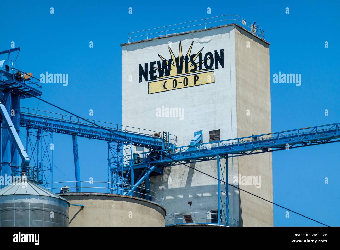 HERON LAKE, Minnesota, USA - 24 GIUGNO 2023: Nuovo impianto di lavorazione dei cereali Vision Co-op e logo del marchio. Foto Stock