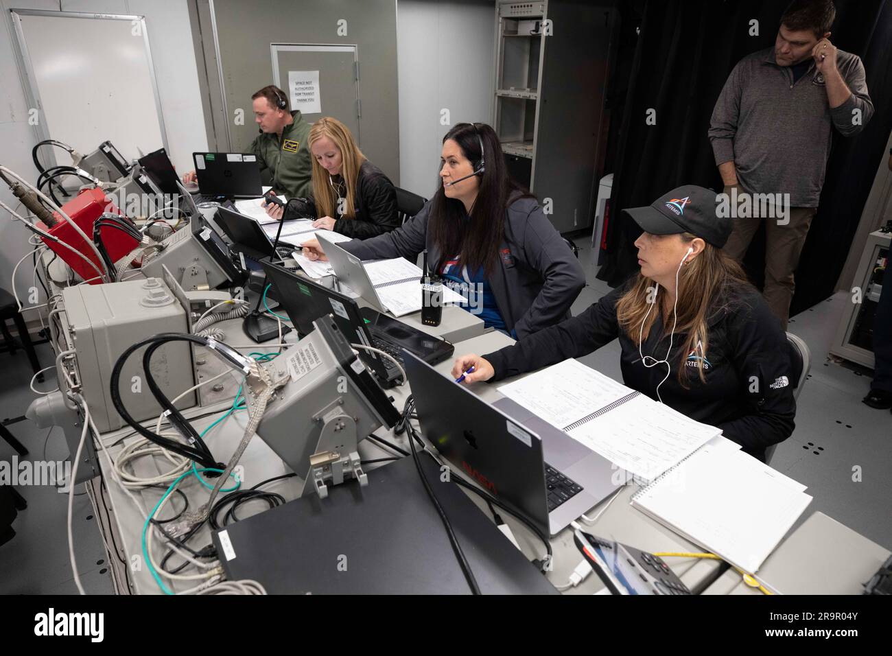 Artemis i Orion Recovery Opertaions. All'interno di una sala di controllo a bordo della USS Portland, i membri e i leader del team di Landing and Recovery della NASA eseguono i preparativi e le procedure prima del ritorno della navicella spaziale Orion dalla Luna l'11 dicembre come parte della missione Artemis I. Foto Stock