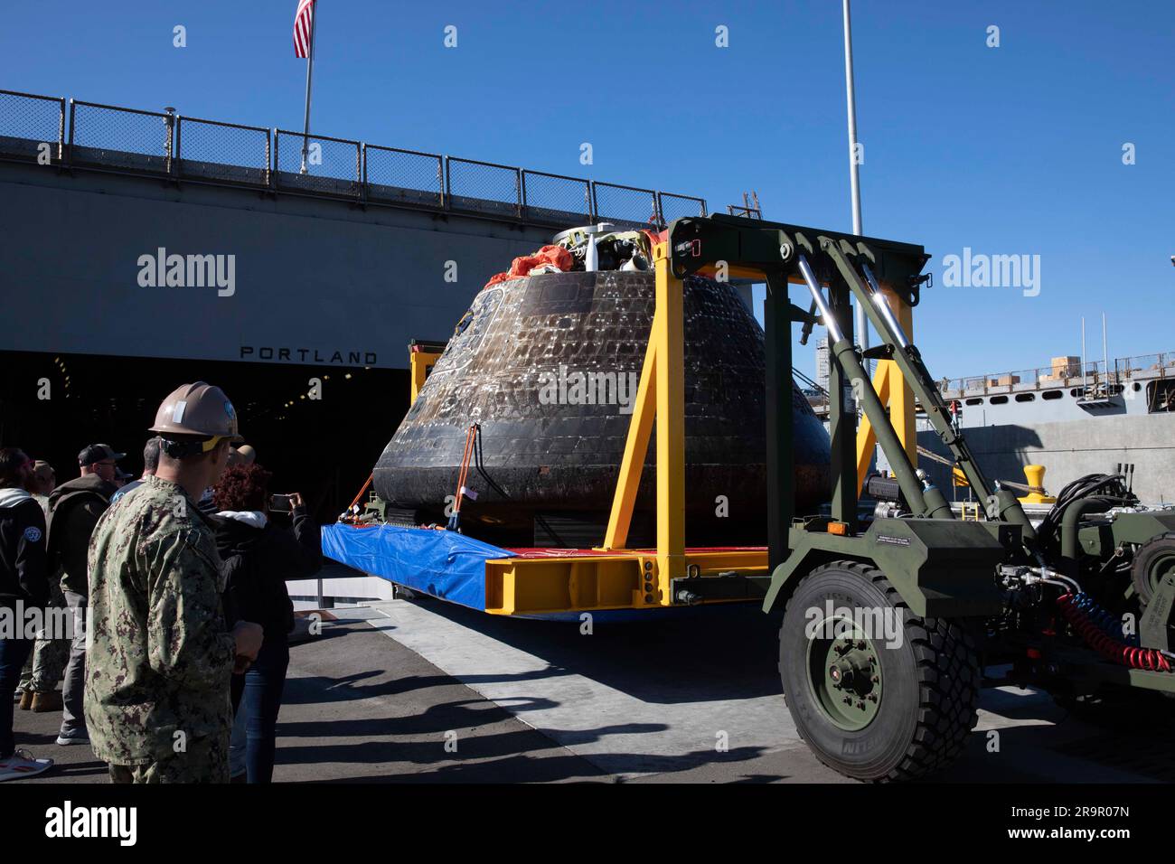 Orion Offload dalla USS Portland. I membri del team con il programma Exploration Ground Systems della NASA hanno rimosso con successo la navicella spaziale Artemis i Orion dalla USS Portland il 14 dicembre, dopo che la nave è arrivata negli Stati Uniti Base navale di San Diego. Foto Stock