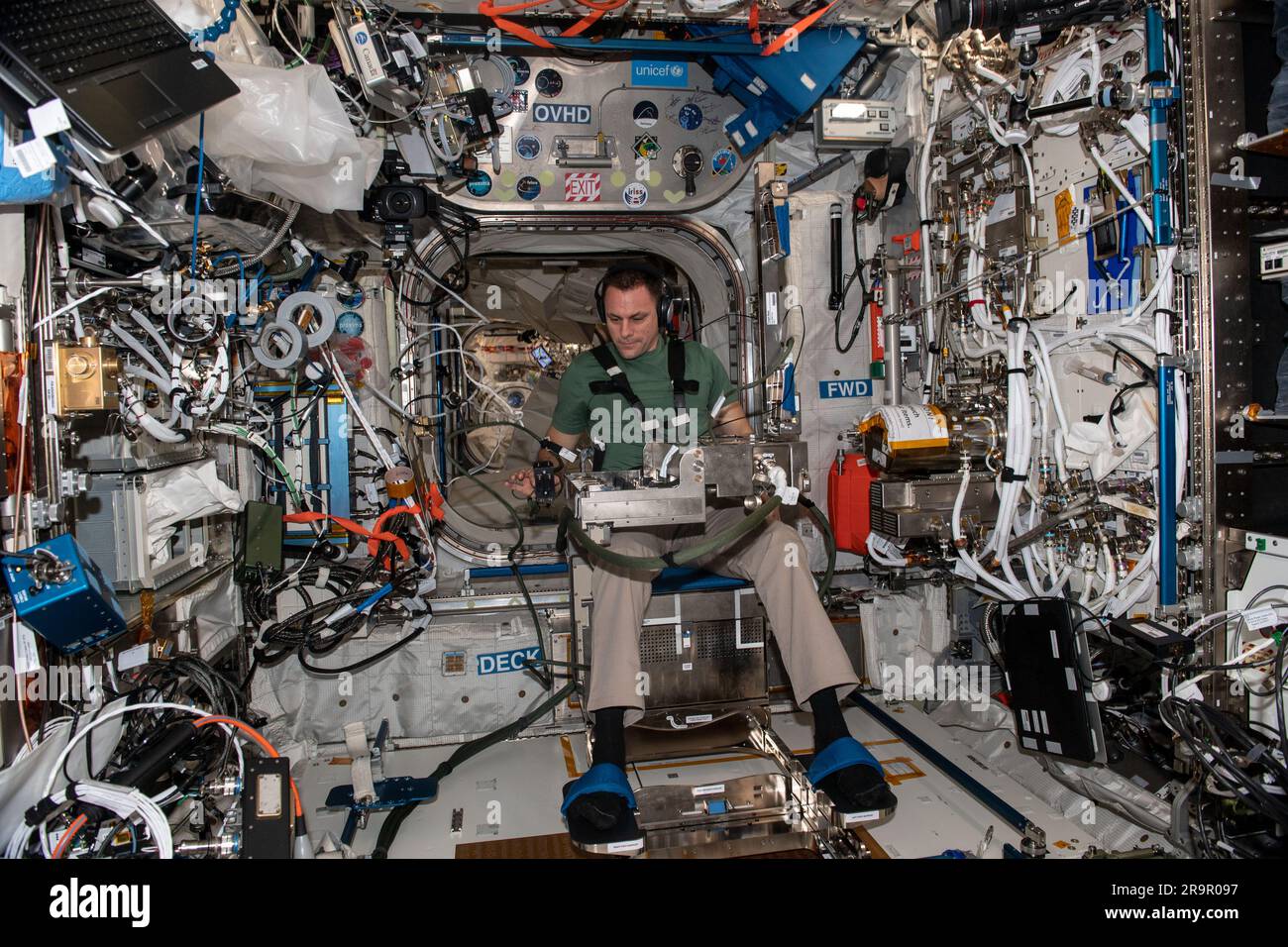 L'astronauta Josh Cassada ha condotto un esperimento di ricerca umana nel modulo Columbus della ISS, studiando la regolazione della forza di presa e il movimento delle braccia durante la manipolazione di oggetti in microgravità utilizzando computer e registrazione video. Foto Stock