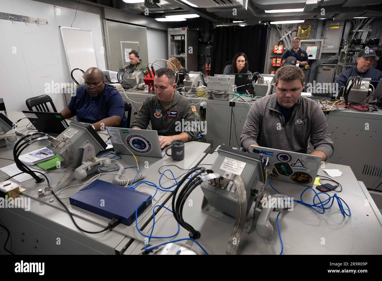 Artemis i Orion Recovery Opertaions. All'interno di una sala di controllo a bordo della USS Portland, i membri e i leader del team di Landing and Recovery della NASA eseguono i preparativi e le procedure prima del ritorno della navicella spaziale Orion dalla Luna l'11 dicembre come parte della missione Artemis I. Foto Stock