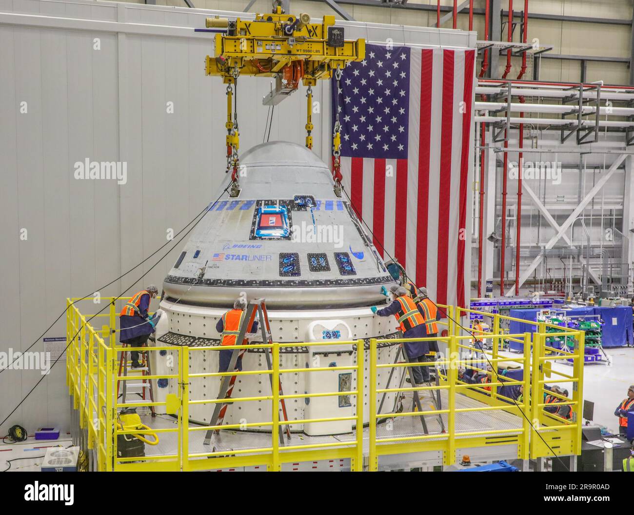 Boeing CFT Crew Module Mate to Service Module. Il team Starliner lavora per finalizzare il compagno del modulo equipaggio e il nuovo modulo di servizio per il Boeing Crew Flight test della NASA che porterà gli astronauti della NASA Barry “Butch” Wilmore e Sunita “Suni” Williams da e per la stazione spaziale Internazionale. Foto Stock