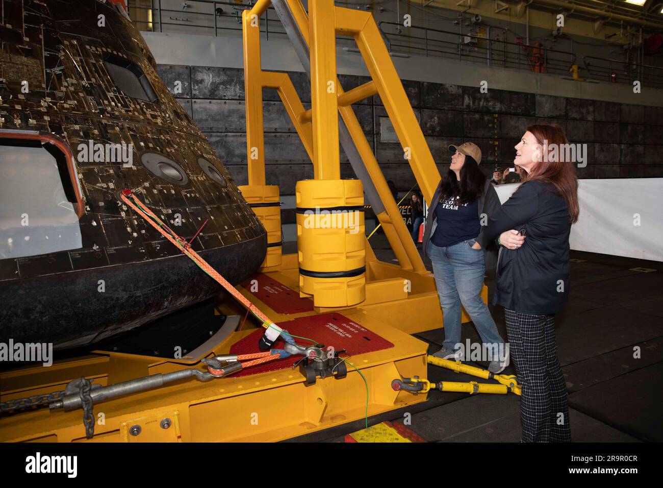 ORION Recovery Operations. Charlie Blackwell-Thompson, direttore del lancio della NASA Artemis, a destra, e Melissa Jones, direttore del recupero Artemis i della NASA, entrambi con il programma Exploration Ground Systems, guardate la navicella spaziale Artemis i Orion all'interno del ponte della USS Portland negli Stati Uniti Base navale di San Diego il 13 dicembre 2022. La navicella spaziale Orion è fissata all'interno del ponte del pozzo dopo essere caduta alle 12:40 Est l'11 dicembre 2022. STATI UNITI I sommozzatori della Marina hanno aiutato a recuperare la navicella spaziale Orion. La NASA, la Marina e altri partner del Dipartimento della difesa hanno lavorato insieme per mettere in sicurezza la navicella spaziale all'interno della sh Foto Stock