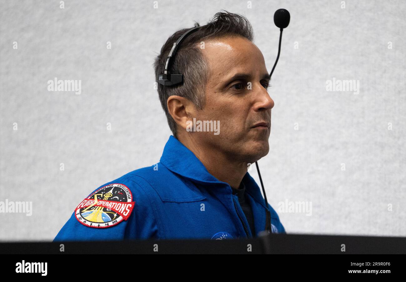 Lancio della NASA SpaceX Crew-6. Joe Acaba, capo dell'ufficio degli astronauti, monitora il conto alla rovescia del lancio di un razzo SpaceX Falcon 9 che trasporta la navicella Dragon della compagnia nella missione SpaceX Crew-6 della NASA con gli astronauti della NASA Stephen Bowen e Warren 'Woody' Hoburg, UAE (Emirati Arabi Uniti) Sultan Alneyadi, E il cosmonauta Roscosmos Andrey Fedyaev a bordo, giovedì 2 marzo 2023, nella sala di fuoco quattro del Rocco A. Petrone Launch Control Center presso il Kennedy Space Center della NASA in Florida. La missione SpaceX Crew-6 della NASA è la prima missione di rotazione dell'equipaggio della SpaceX Dragon Foto Stock