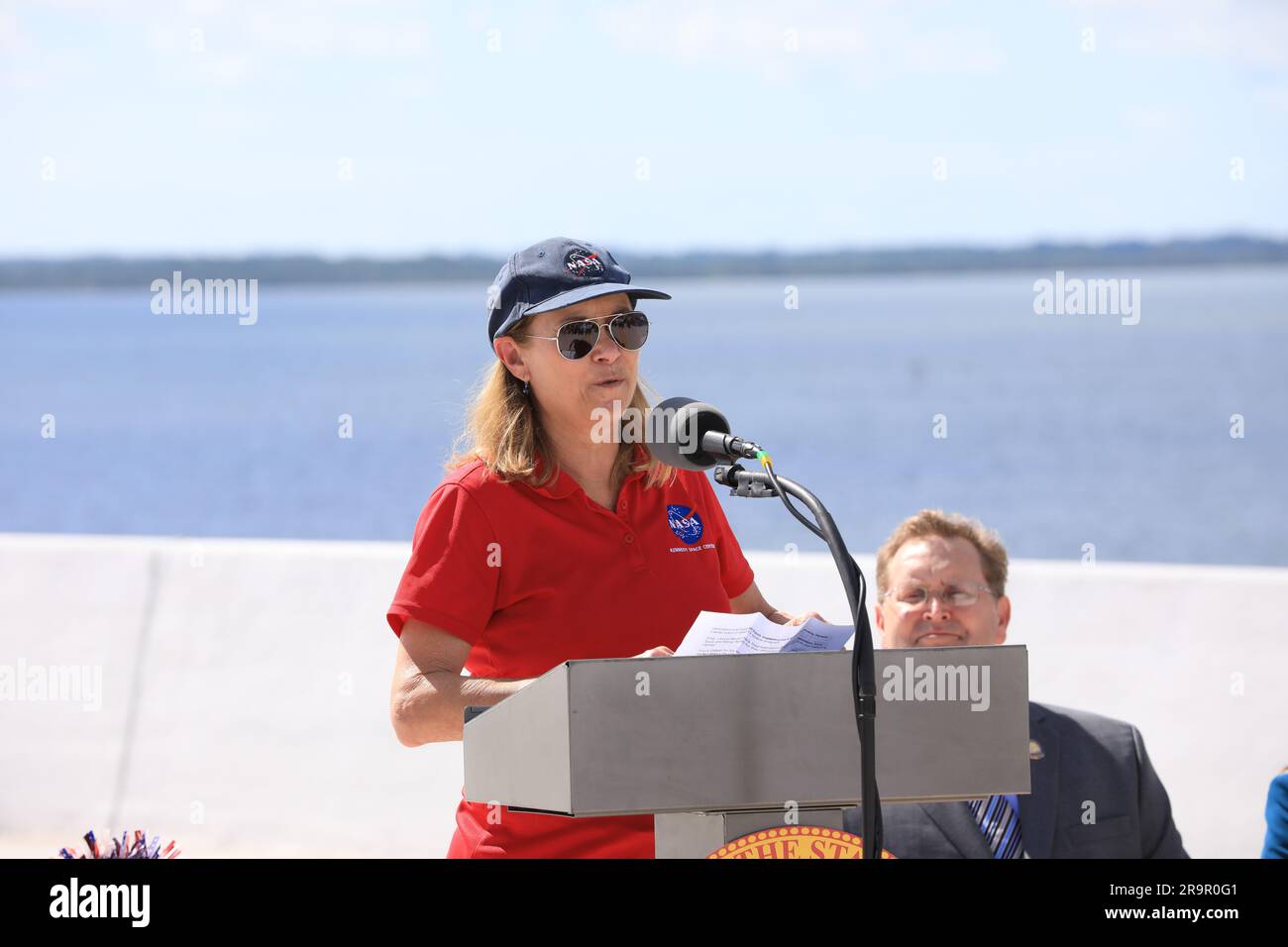 Il direttore del Kennedy Space Center della NASA Janet Petro ha parlato alla grande cerimonia di apertura per la nuova apertura verso est dell'Indian River Bridge vicino al centro il 9 giugno 2023. L'alto ponte collega il Kennedy Space Center e la Cape Canaveral Space Force Station alla terraferma tramite la State Road 405. Foto Stock