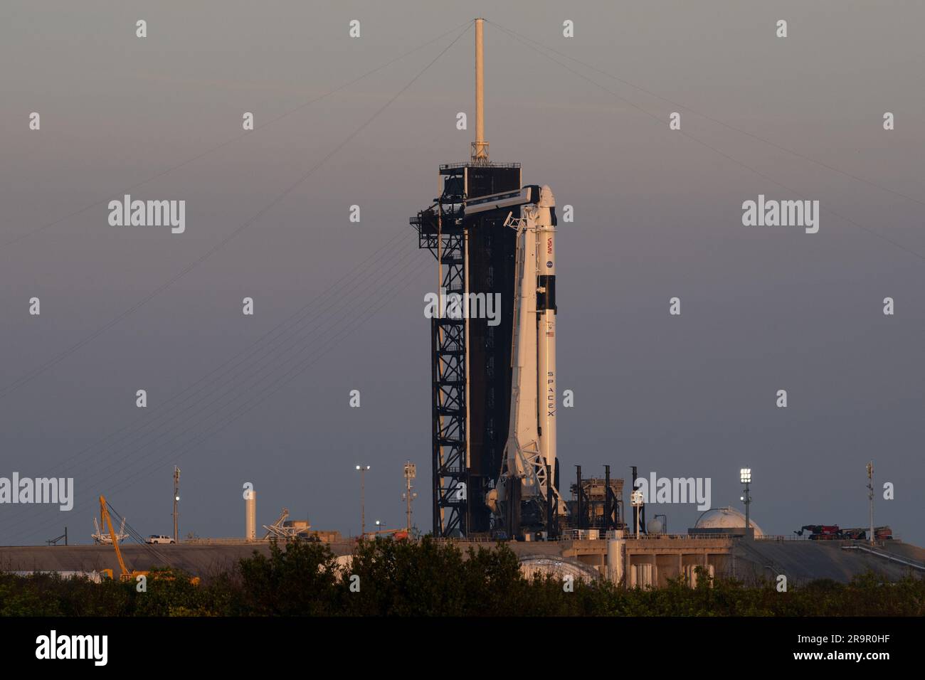 SpaceX Crew-6 Preflight della NASA. Un razzo SpaceX Falcon 9 con la navicella Dragon della compagnia in cima è visto all'alba sulla piattaforma di lancio del Launch Complex 39A mentre i preparativi per la missione Crew-6, giovedì 23 febbraio 2023, al Kennedy Space Center della NASA in Florida. La missione SpaceX Crew-6 della NASA è la sesta missione di rotazione dell'equipaggio della navicella spaziale SpaceX Crew Dragon e del razzo Falcon 9 verso la stazione spaziale Internazionale come parte del Commercial Crew Program dell'agenzia. Gli astronauti della NASA Stephen Bowen e Warren 'Woody' Hoburg, l'astronauta degli Emirati Arabi Uniti Sultan Alneyadi e Ros Foto Stock