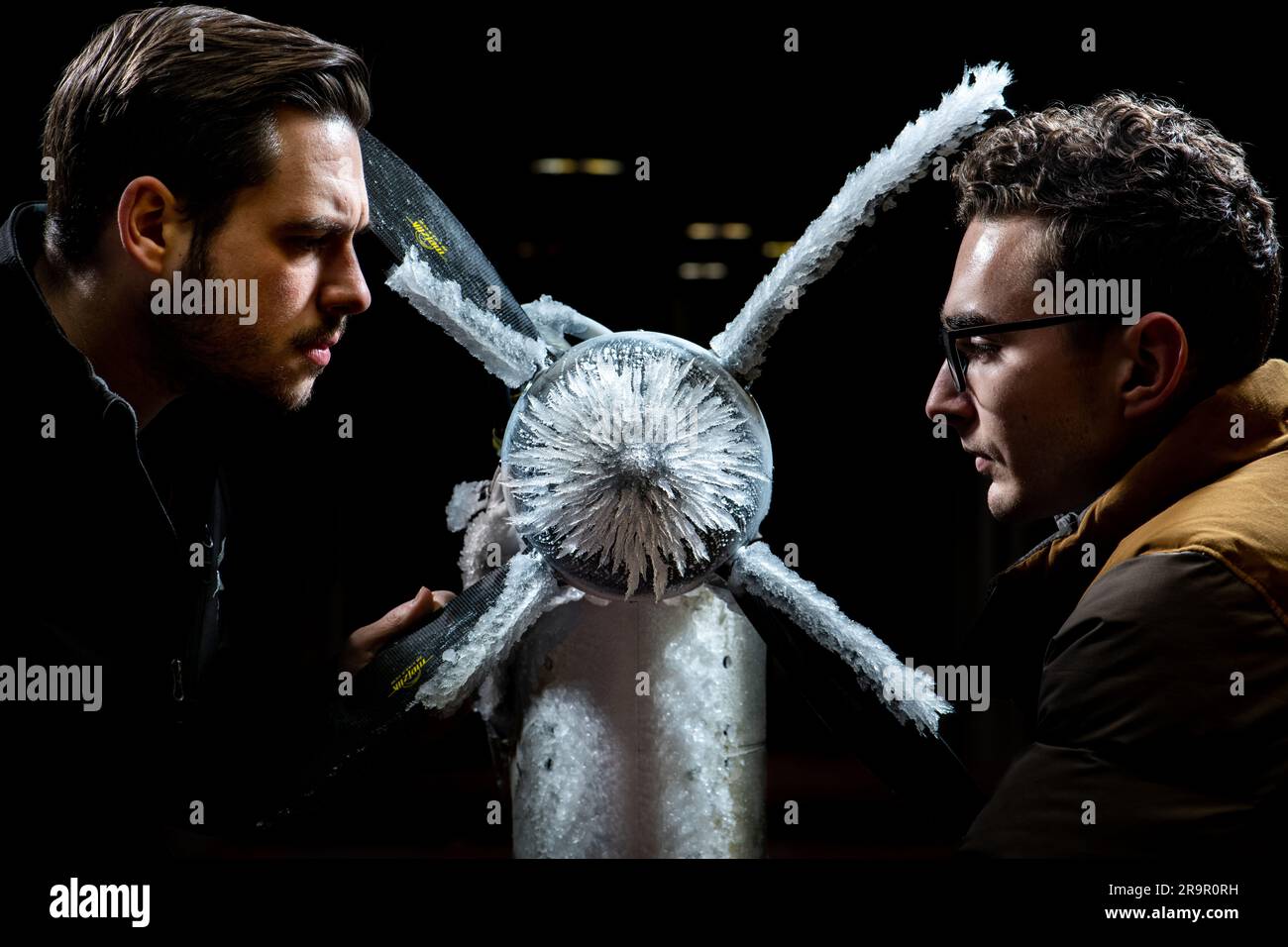 Curtis Flack e Paul von Hardenberg ispezionano la formazione di ghiaccio su un modello promotore Advanced Air Mobility presso il ICE Research Tunnel della NASA. I test AIRES i valutano i rischi di congelamento del rotore per i veicoli elettrici al decollo e all'atterraggio verticale per informare la progettazione e la certificazione di nuovi aeromobili. Foto Stock