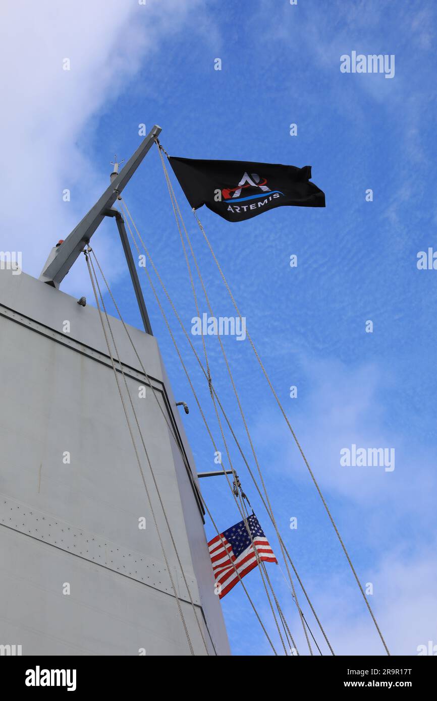 Orion Splash Down e Recovery Operations. Dopo lo splash down della navicella spaziale Orion l'11 dicembre 2022, la direttrice della NASA Artemis i Landing and Recovery Melissa Jones aiuta a innalzare la bandiera Artemis a bordo della USS Portland. Foto Stock