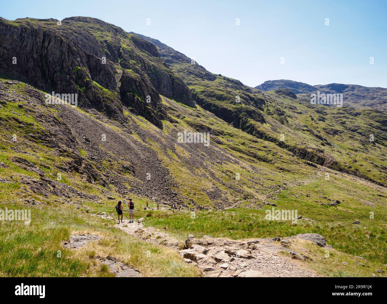 Gli escursionisti che partono lungo il Corridor Route da Sty Head alla cima di SCA Fell Pike, il punto più alto del Lake District inglese Cumbria, Regno Unito Foto Stock