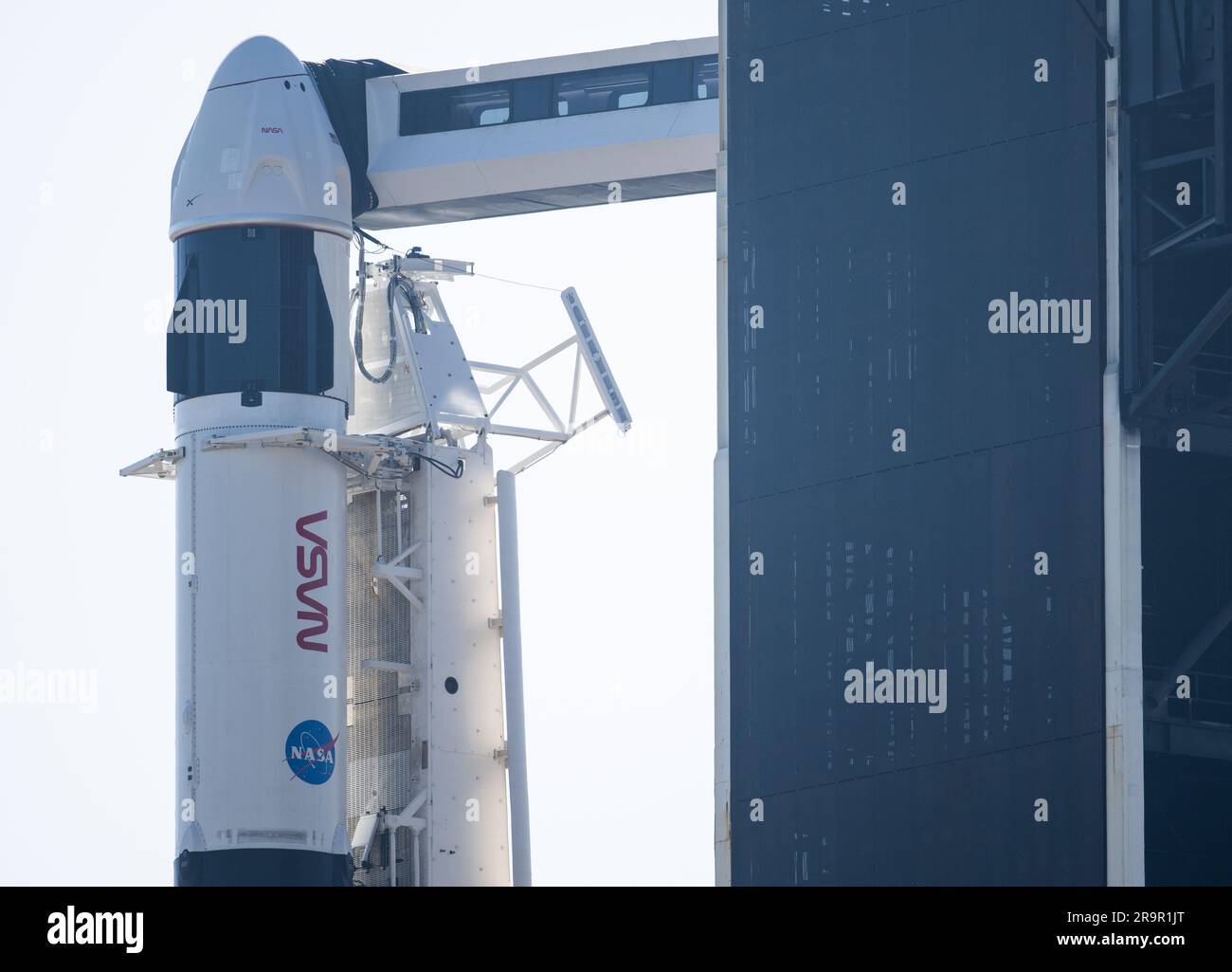 SpaceX Crew-6 Preflight della NASA. Un razzo SpaceX Falcon 9 con la navicella Dragon della compagnia in cima è visto sulla piattaforma di lancio del Launch Complex 39A mentre i preparativi per la missione Crew-6, mercoledì 1 marzo 2023, al Kennedy Space Center della NASA in Florida. La missione SpaceX Crew-6 della NASA è la sesta missione di rotazione dell'equipaggio della navicella spaziale SpaceX Crew Dragon e del razzo Falcon 9 verso la stazione spaziale Internazionale come parte del Commercial Crew Program dell'agenzia. Gli astronauti della NASA Stephen Bowen e Warren 'Woody' Hoburg, l'astronauta degli Emirati Arabi Uniti Sultan Alneyadi e Roscosmos cos Foto Stock