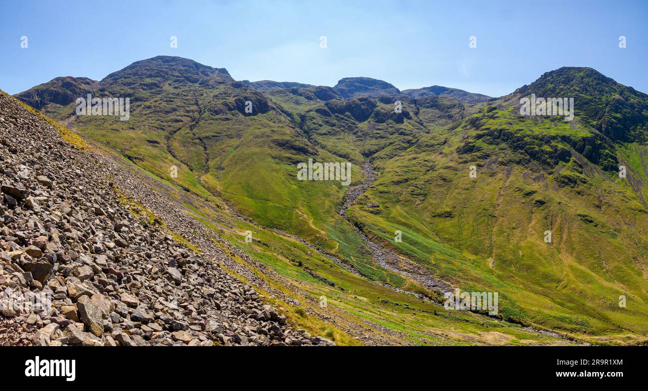 Ammira dalle urne di Toad come raggiungere Lingmell e Great End con SCA Fell e Scafell Pike Beyond nel Lake District inglese, Cumbria, Regno Unito Foto Stock