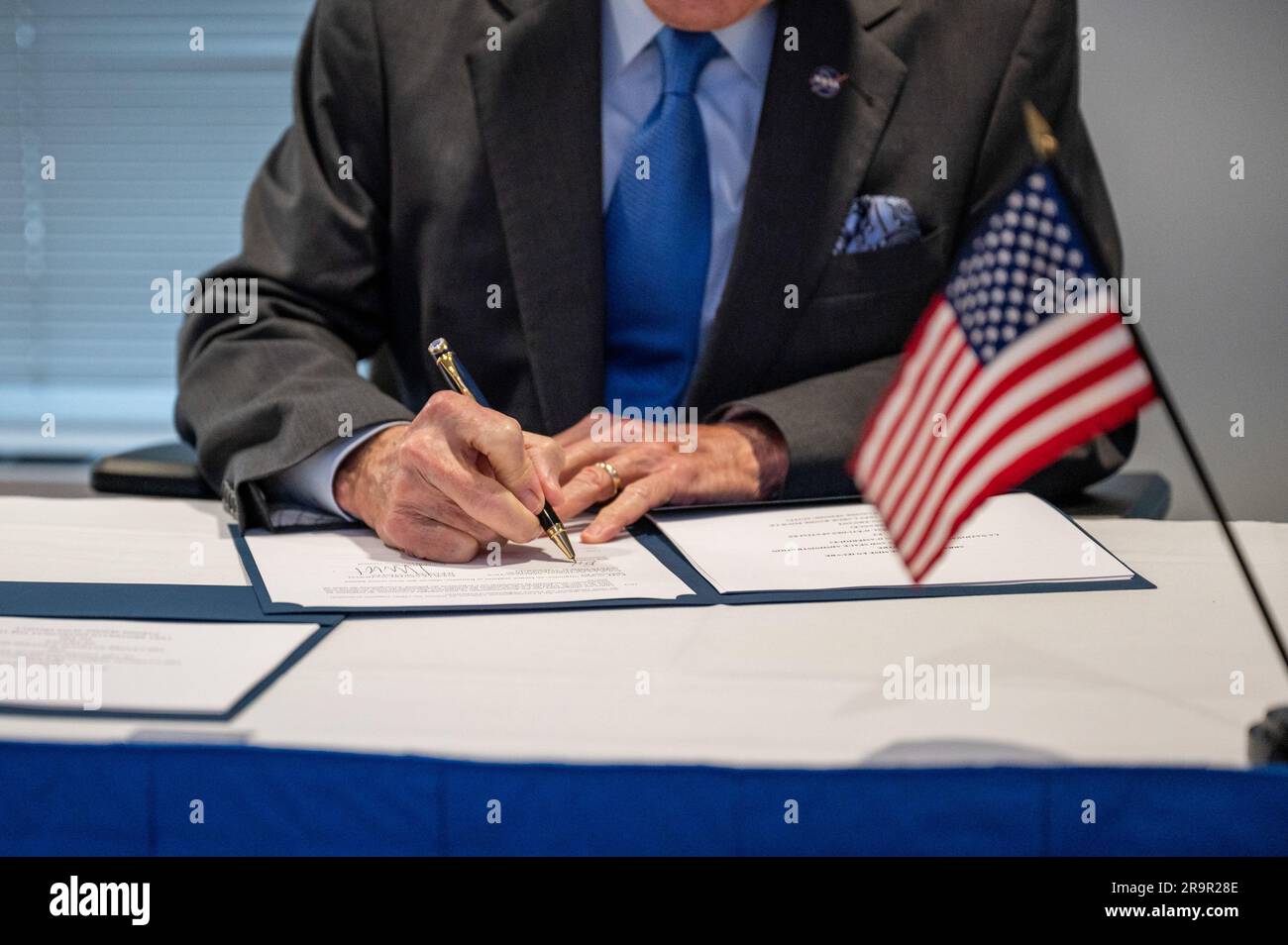 L'amministratore della NASA Bill Nelson e il presidente del CNES Dr. Philippe Baptiste firmarono un accordo per la Farside Seismic Suite (FSS) il 30 novembre 2022 presso la sede della NASA Mary W. Jackson. L'FSS restituirà i primi dati sismici lunari dall'altro lato della Luna, con il CNES che fornirà un sismometro, fornito tramite il Commercial Lunar Payload Services (CLPS) della NASA. Foto Stock