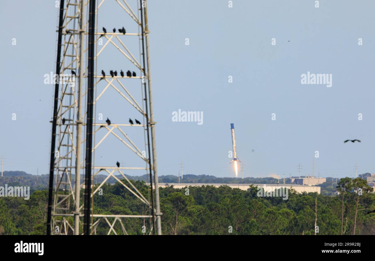 Axiom-2 Launch Show & Liftoff. Il primo stadio di un razzo SpaceX Falcon 9 a due stadi fa la sua discesa verso la Landing zone 1 alla Cape Canaveral Space Force Station dopo il decollo dal Launch Complex 39A del NASA Kennedy Space Center in Florida per l'Axiom Mission 2 (Ax-2) il 21 maggio 2023. AX-2 è la seconda missione astronauta privata nella stazione spaziale Internazionale, inviando il comandante Peggy Whitson, il pilota John Shoffner e gli specialisti missione Ali Alqarni e Rayyanah Barnawi al laboratorio orbitale, dove trascorreranno circa 10 giorni conducendo ricerche scientifiche, sensibilizzazione e co Foto Stock