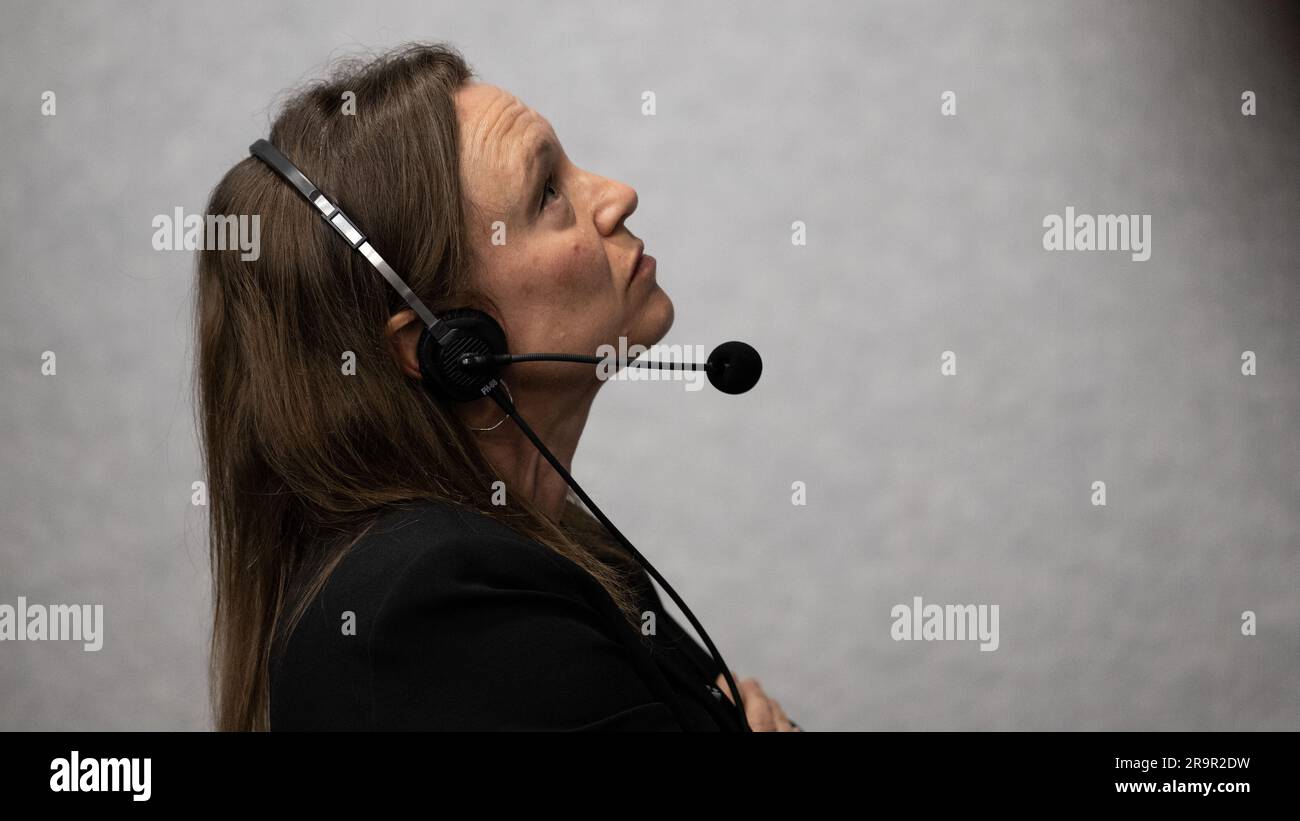 Lancio della NASA SpaceX Crew-6. Dina Contella, Operations Integration Manager per l'International Space Station Program Office della NASA, monitora il lancio di un razzo SpaceX Falcon 9 che trasporta la navicella Dragon della compagnia nella missione Crew-6 con gli astronauti della NASA Stephen Bowen e Warren 'Woody' Hoburg, astronauta degli Emirati Arabi Uniti Sultan Alneyadi, E il cosmonauta Roscosmos Andrey Fedyaev a bordo, giovedì 2 marzo 2023, nella sala di fuoco quattro del Rocco A. Petrone Launch Control Center presso il Kennedy Space Center della NASA in Florida. La missione SpaceX Crew-6 della NASA è la sesta rotazione dell'equipaggio missi Foto Stock