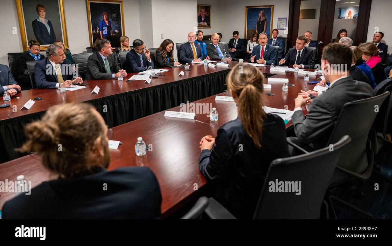Il presidente francese Emmanuel Macron e l'amministratore della NASA Bill Nelson hanno partecipato a una tavola rotonda presso la sede della NASA il 30 novembre 2022, sottolineando la collaborazione nei programmi spaziali tra Francia e Stati Uniti. Foto Stock