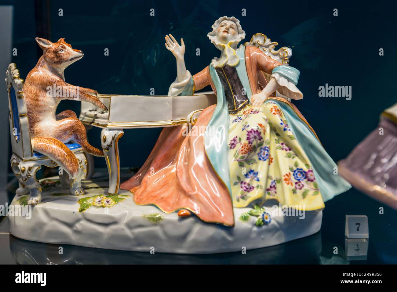 Il gruppo di porcellana di Meissen "Dama con volpe al pianoforte" mostra una volpe seduta in posizione eretta e che suona uno strumento a tastiera accanto a una dama cantante in un abito a cerchio. Johann Joachim Kändler modellò il gruppo satirico nel 1743. Si trova al Museo di Porcellana della Fondazione Porcellana di Meissen, Sassonia, Germania. Foto Stock