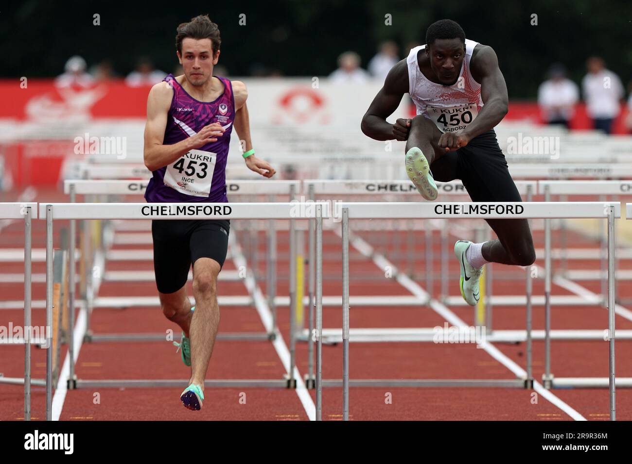 Joseph Agbodza nei 110 m ostacoli all'U20 & U23 England Athletics Championship 2023 Foto Stock