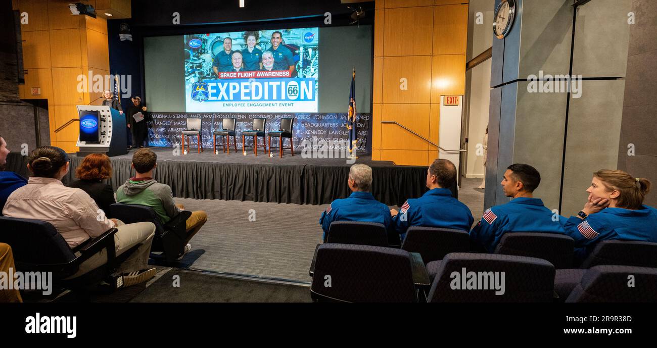 SpaceX Crew-3 Employee Engagement Event della NASA. L'Amministratore associato per le operazioni spaziali Kathryn Lueders pronuncia osservazioni di apertura durante un evento di coinvolgimento dei dipendenti con gli astronauti SpaceX Crew-3 della NASA Raja Chari, Kayla Barron, Tom Marshburn e Mark Vande Hei, mercoledì 7 dicembre 2022, presso il Mary W. Jackson NASA Headquarters Building a Washington. Foto Stock