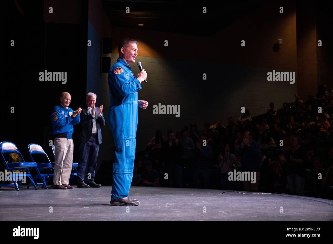 Crew-4 STEM Event della NASA presso la James W. Robinson Secondary School. L'astronauta della NASA Kjell Lindgren fa commenti durante un evento STEM con l'amministratore della NASA Bill Nelson e il senatore Tim Kaine (D-va.) Alla James W. Robinson Secondary School, venerdì 31 marzo 2023, a Fairfax, Virginia. Lindgren ha trascorso 170 giorni nello spazio come parte delle spedizioni 67 e 68 a bordo della stazione spaziale Internazionale. Foto Stock