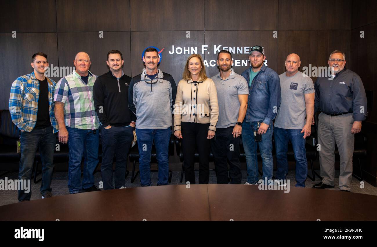 Il direttore del Kennedy Space Center Janet Petro ha riconosciuto l'equipaggio Rosso e l'equipaggio alto per i loro contributi alle operazioni di volo di prova dell'Artemis I. Foto Stock