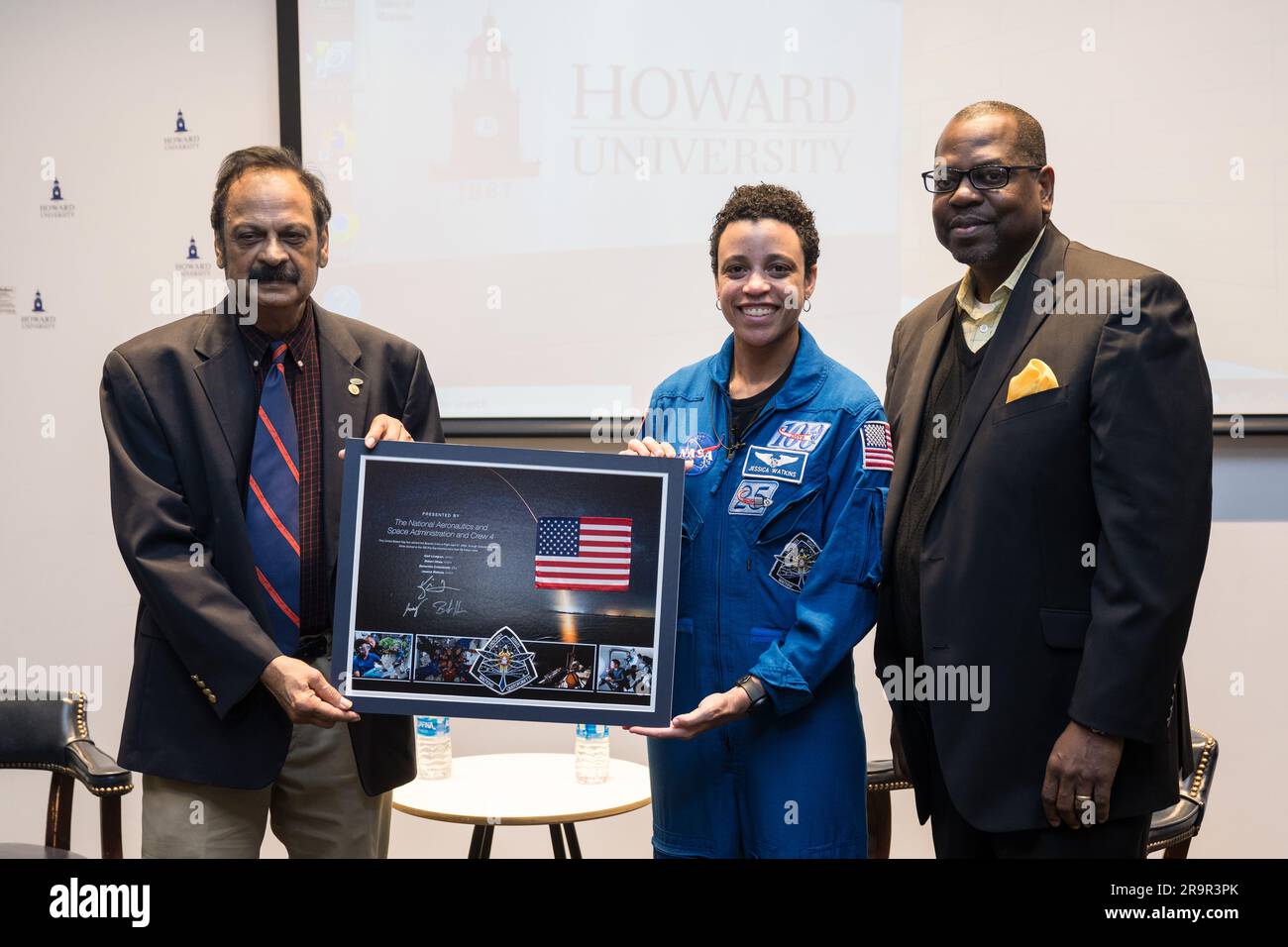 L'astronauta della NASA Jessica Watkins ha presentato un montaggio dal suo tempo a bordo delle Expeditions 67 e 68 ai professori della Howard University Dr. Prabhakar Misra e Dr. Quinton Williams il 31 marzo 2023, a Washington, D.C. Foto Stock