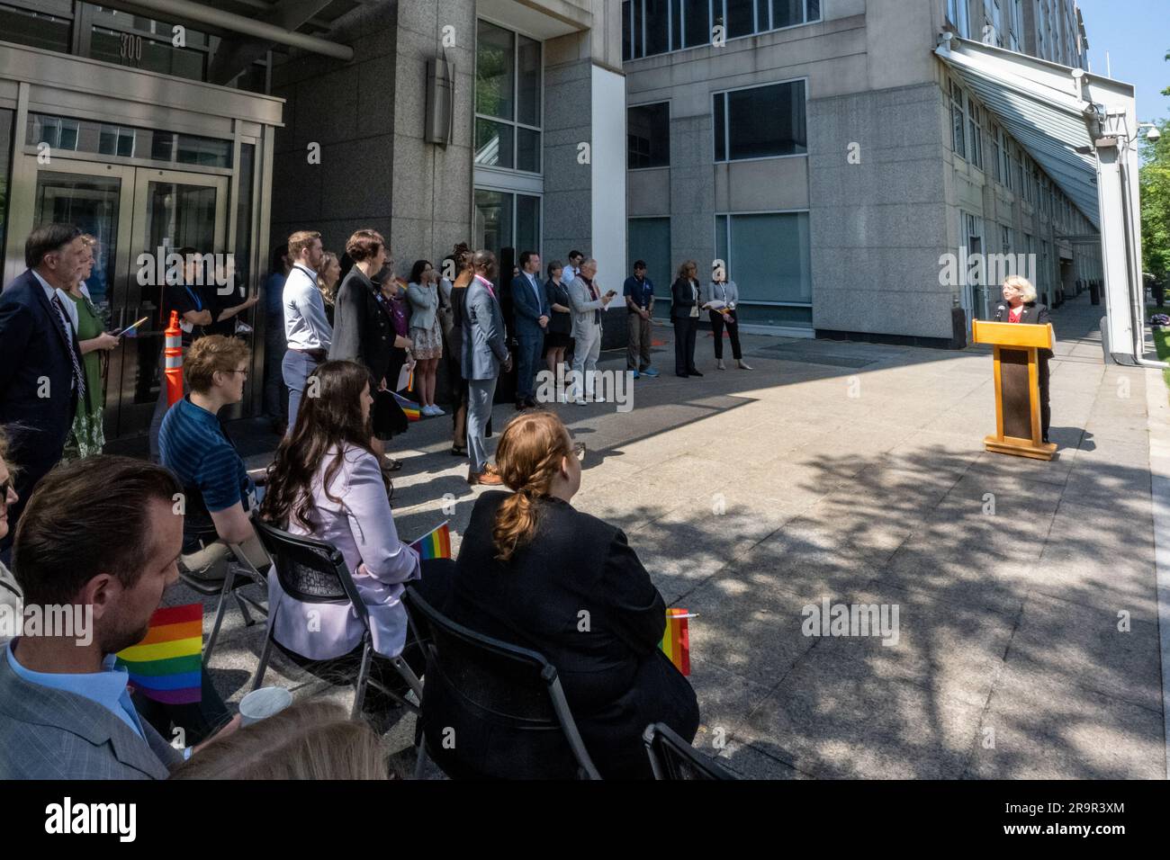 PAM Melroy, vice amministratore della NASA, ha parlato alla cerimonia Pride Progress Flag presso la sede della NASA a Washington per riconoscere il mese LGBTQI+ Pride. Foto Stock