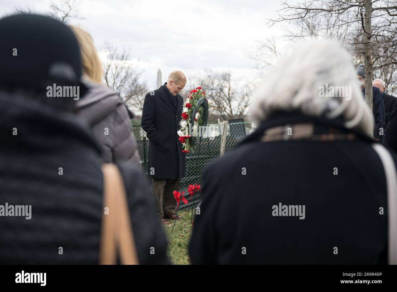 Bill Nelson, amministratore della NASA, osservò un momento di silenzio all'Apollo 1 Memorial dopo aver deposto una corona durante il Day of Remembrance il 26 gennaio 2023, al cimitero nazionale di Arlington, Virginia, onorando gli astronauti morti nell'esplorazione spaziale. Foto Stock