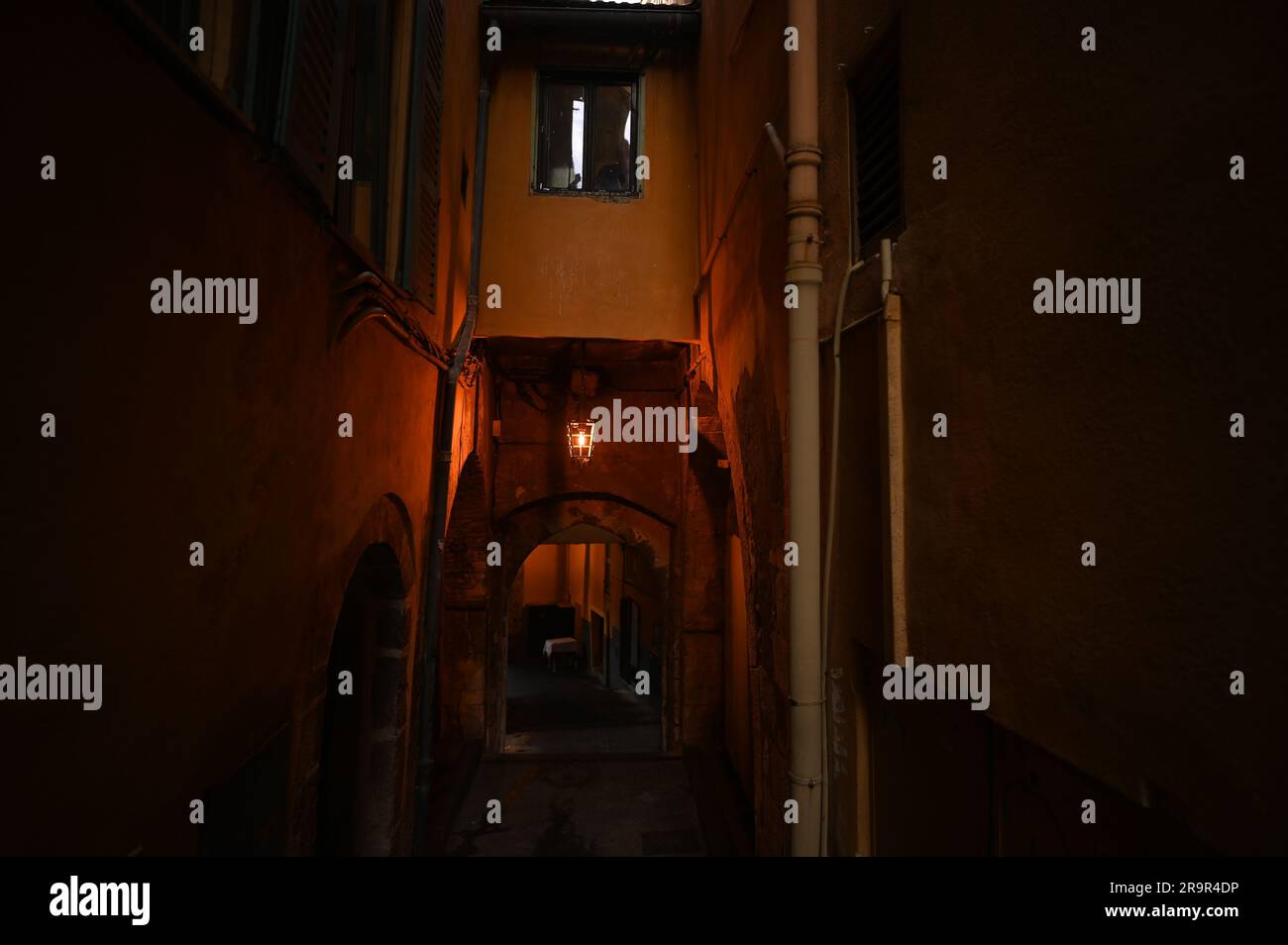 Rue Obscure en Villefrance sur mer - Costa Azzurra Foto Stock