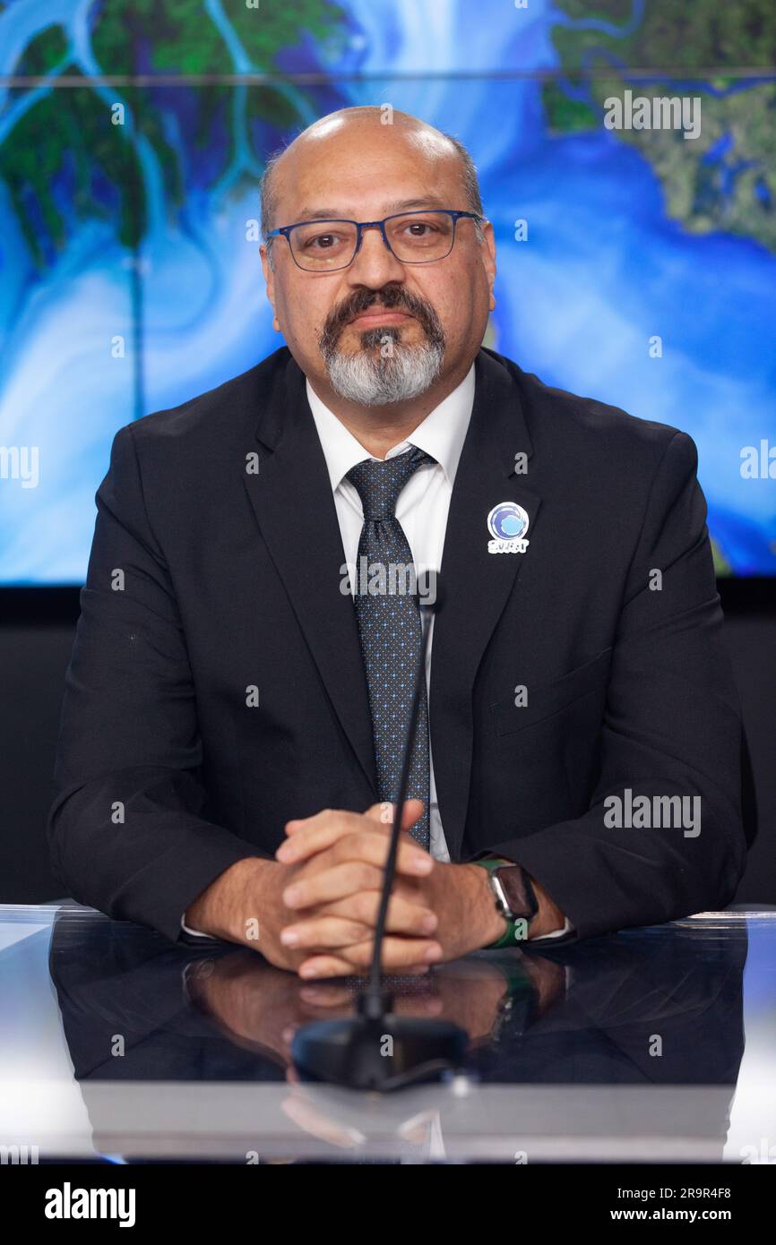 Parag Vaze, Project Manager SWOT del Jet Propulsion Laboratory, ha partecipato alla conferenza stampa pre-lancio del 14 dicembre 2022 presso la base spaziale di Vandenberg. SWOT lancia il 15 dicembre il Falcon 9 per fornire la prima indagine globale di quasi tutta l'acqua sulla superficie terrestre per studi scientifici e climatici. Foto Stock