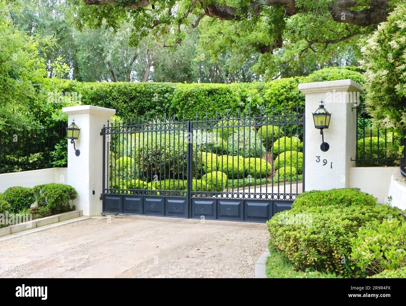 Ingresso al 391 North Carolwood Drive, ex casa della famosa rock star Rod Stewart Los Angeles California USA Foto Stock