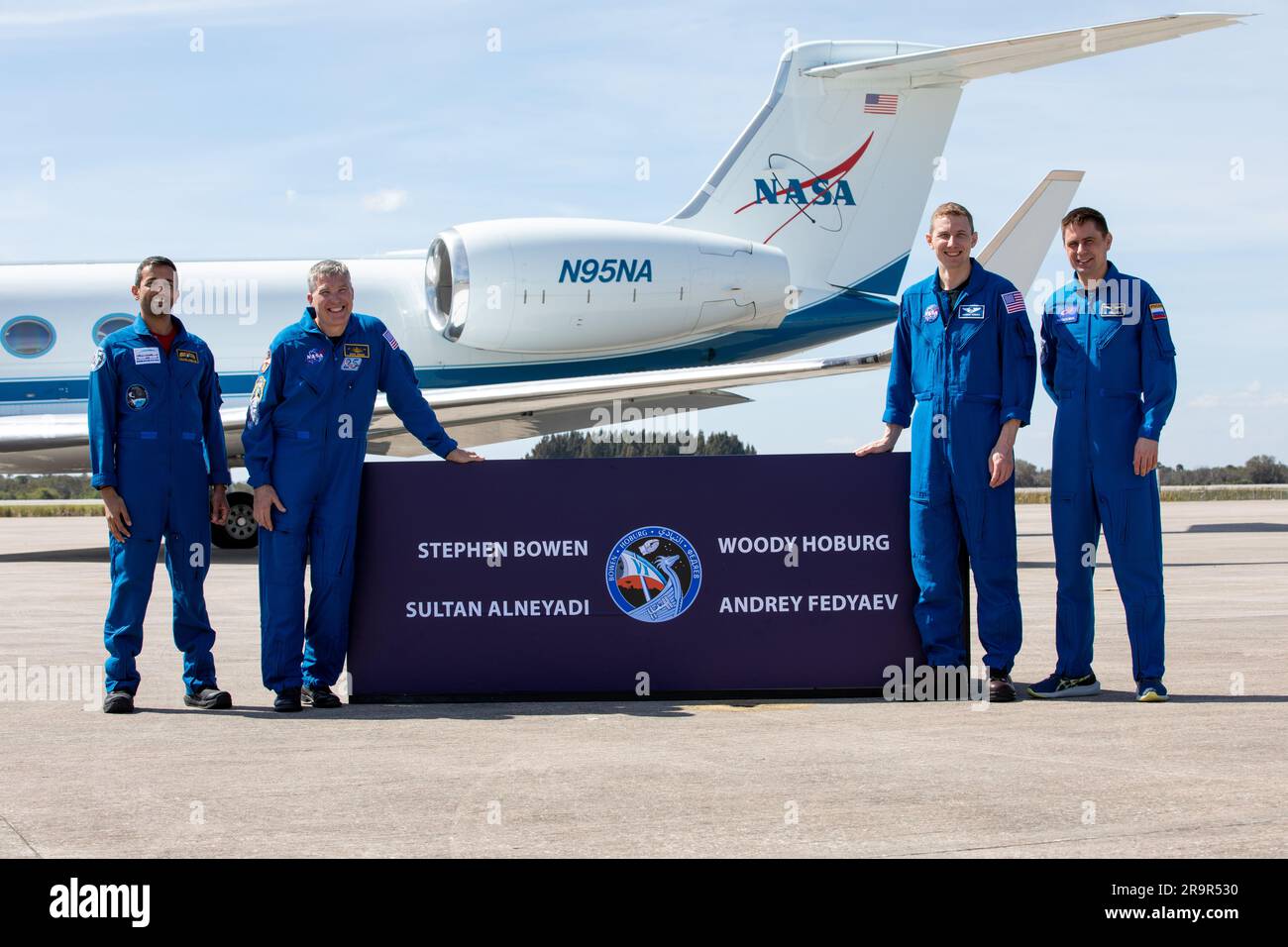 NASA/SpaceX Crew-6 astronauti in arrivo. Gli astronauti SpaceX Crew-6 si fermano per una fotografia dopo essere arrivati alla Launch and Landing Facility del Kennedy Space Center in Florida il 21 febbraio 2023. Da sinistra ci sono l'astronauta degli Emirati Arabi Uniti Sultan Alneyadi, gli astronauti della NASA Stephen Bowen e Warren "Woody" Hoburg e il cosmonauta di Roscosmos Andrey Fedyaev. L'equipaggio partirà per la stazione spaziale Internazionale a bordo dell'equipaggio Dragon su un Falcon 9 SpaceX. Il lancio è previsto non prima del 26 febbraio alle 2:07 Est dal complesso di lancio 39A. Crew-6 è la sesta missione di rotazione dell'equipaggio con SpaceX alla Foto Stock