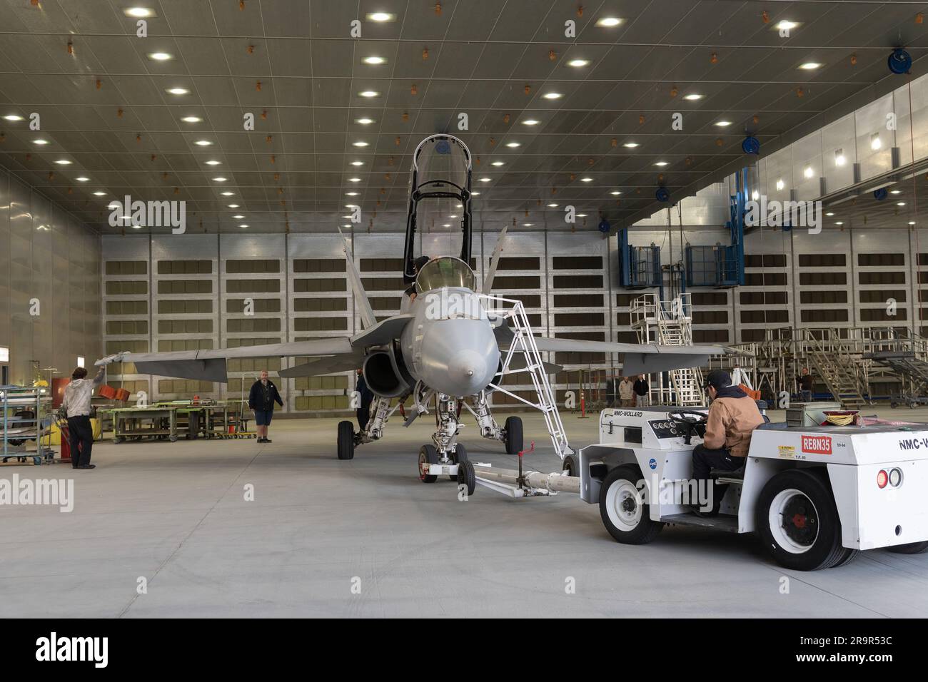 Il NASA F/A-18D Aircraft N862NA è posizionato presso l'Air Force Corrosion Control Facility, noto anche come Paint Barn, presso il NASA Armstrong Flight Research Center di Edwards, California. Foto Stock