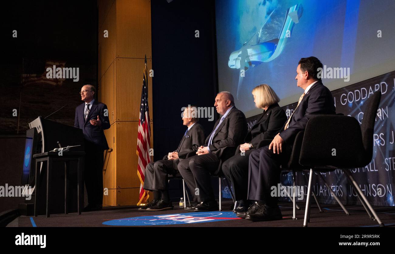 Todd Citron di Boeing ha parlato all'evento stampa Sustainable Flight Demonstrator della NASA, a cui hanno partecipato Bill Nelson, Bob Pearce, Pam Melroy e Brent Cobleigh, sullo sviluppo e il collaudo di un aereo Transonic Truss-braced Wing. Foto Stock