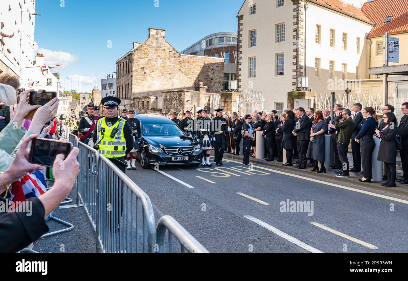 Polizia a cavallo a cavallo alla processione della bara della Regina Elisabetta, Royal Mile, Edimburgo, Scozia, Regno Unito Foto Stock