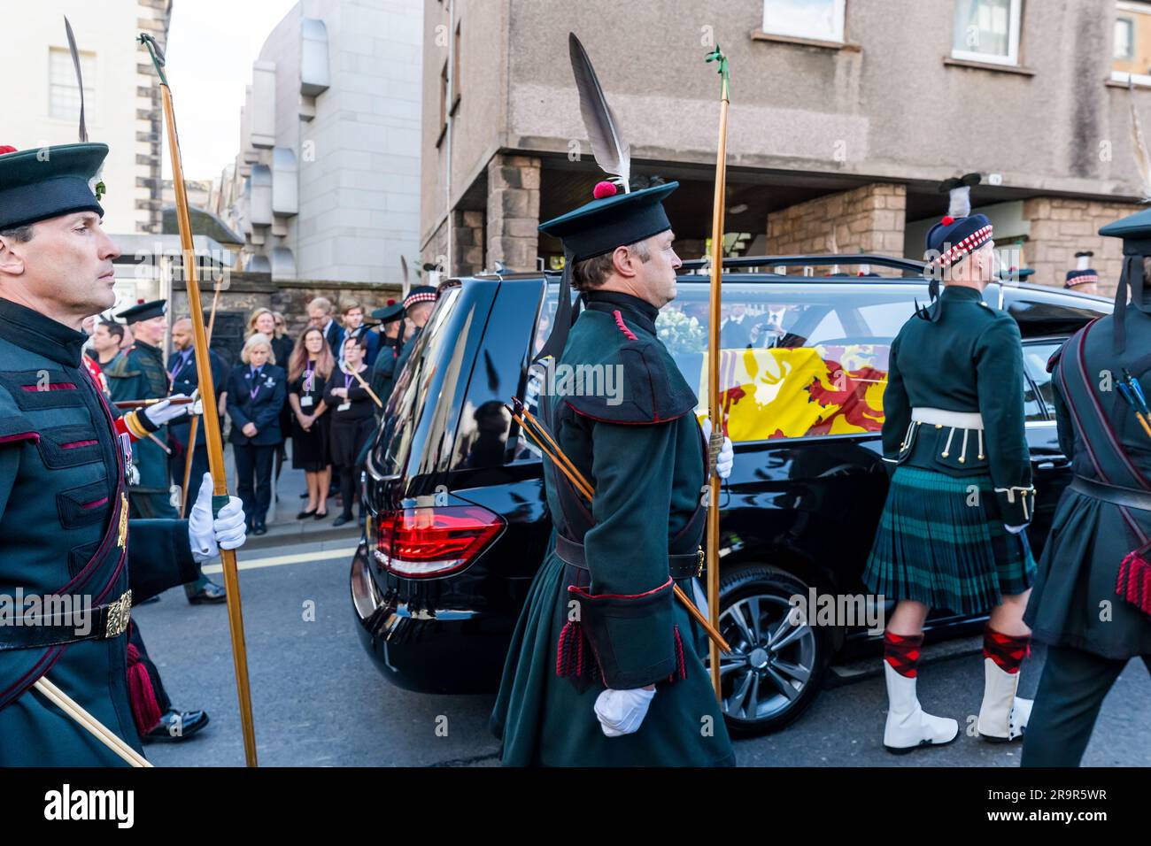 Roayl Archers con processione bara della regina Elisabetta, Royal Mile, Edimburgo, Scozia, Regno Unito Foto Stock