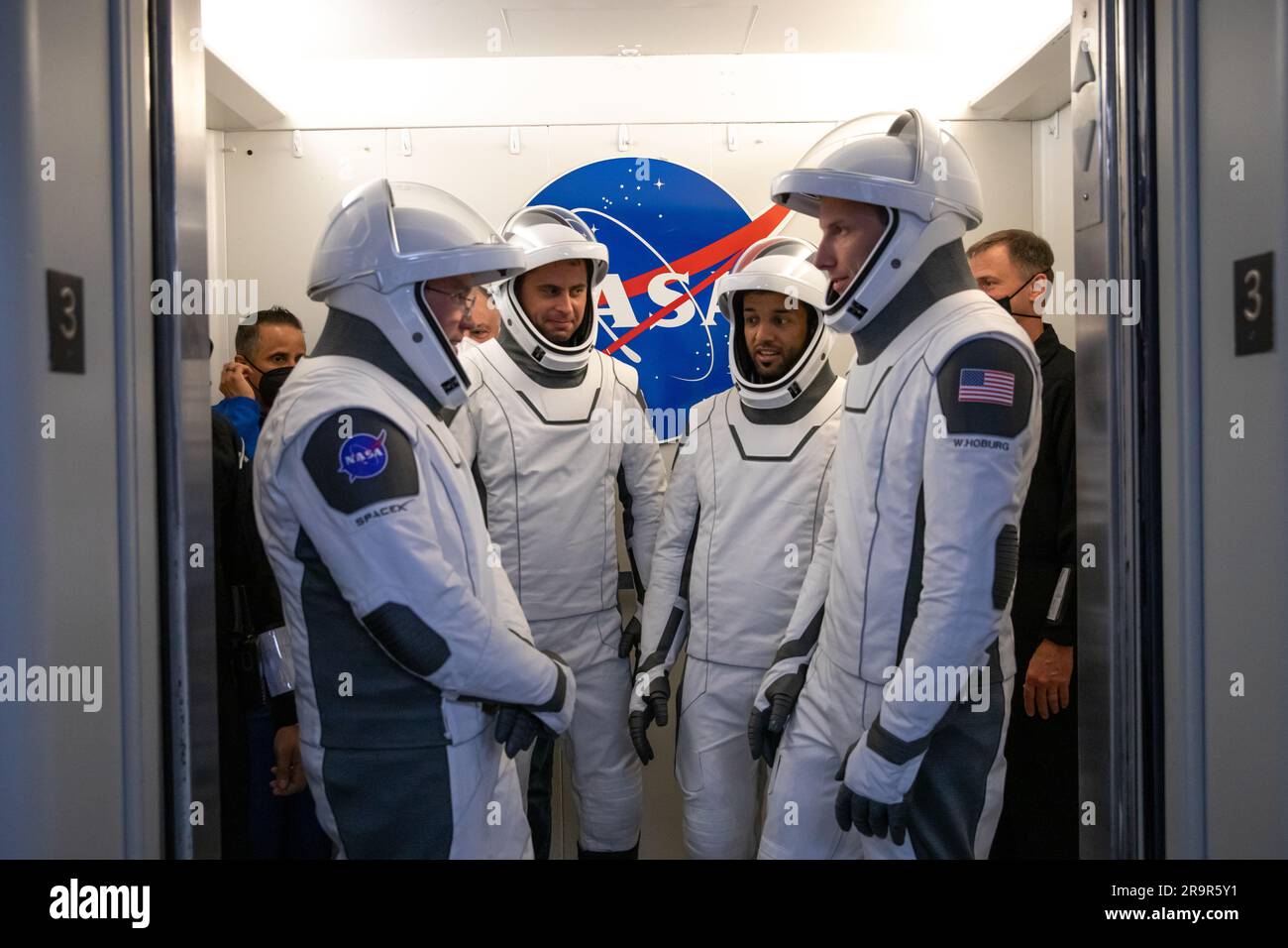 NASA/SpaceX Crew-6 Dry Dress Rehearsal. Gli astronauti SpaceX Crew-6 della NASA sono in ascensore dopo essere usciti dalla stanza di addestramento dell'equipaggio all'interno del Neil Armstrong Operations and Checkout Building durante una prova di conto alla rovescia presso il Kennedy Space Center dell'agenzia in Florida il 23 febbraio 2023, per prepararsi al prossimo lancio dell'equipaggio-6. Di fronte, da sinistra, ci sono l'astronauta della NASA Stephen Bowen, comandante; e l'astronauta della NASA Warren "Woody" Hoburg, pilota. Dietro di loro, da sinistra ci sono Andrei Fedyaev, il cosmonauta Roscosmos e lo specialista delle missioni; e Sultan Alneyadi, astronauta degli Emirati Arabi Uniti e missio Foto Stock