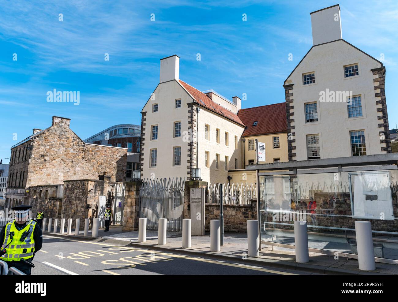 Sicurezza della polizia a Queensberry House, processione bara Queen Elizabeth, Royal Mile, Edimburgo, Scozia, Regno Unito Foto Stock